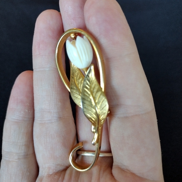 Floral Gold and White Brooch - Picture 3 of 9